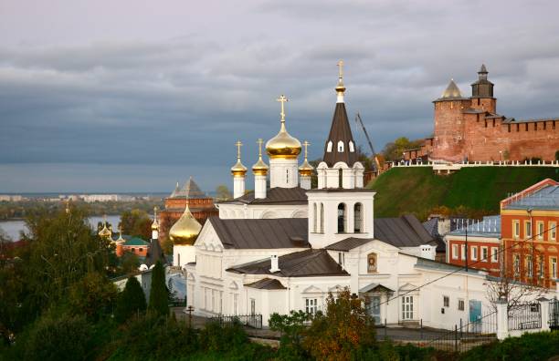 vecchia chiesa ortodossa sullo sfondo del cremlino di nizhny novgorod in autunno al tramonto - novgorod foto e immagini stock