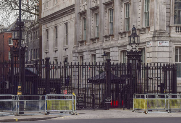 portes de downing street londres, royaume-uni - whitehall street downing street city of westminster uk photos et images de collection