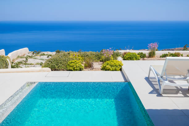 resort de lujo con vistas al mar, piscina y terraza - santorini greece villa beach fotografías e imágenes de stock