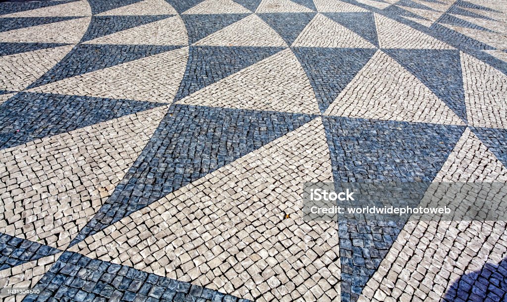 Pavement with black and white triangular pattern with Portuguese stones on a square in Lisbon, Portugal, Europe - Royalty-free Abstract Stockfoto Pavement with black and white triangular pattern with Portuguese stones on a square in Lisbon, Portugal, Europe - Royalty-free Abstract Stockfoto