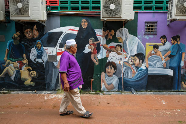 kota bharu em kelantan, malásia - graffiti paintings men walking - fotografias e filmes do acervo