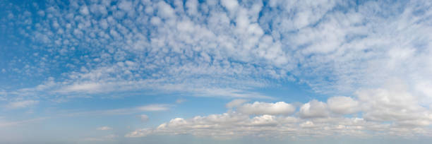 パノラマの夏の雲の風景 - cirrocumulus ストックフォトと画像