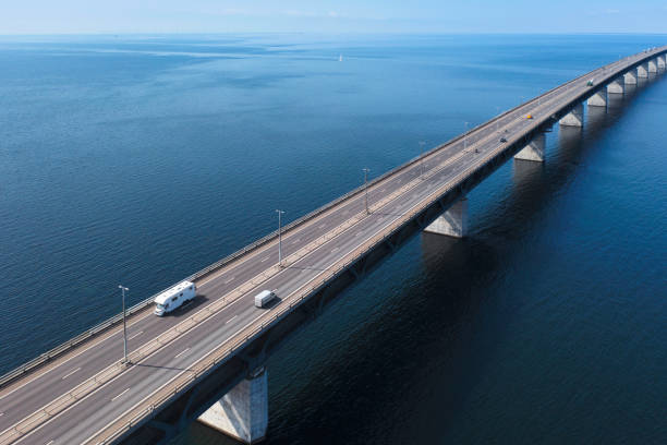 エーレスンド橋を渡るrv - öresund ストックフォトと画像