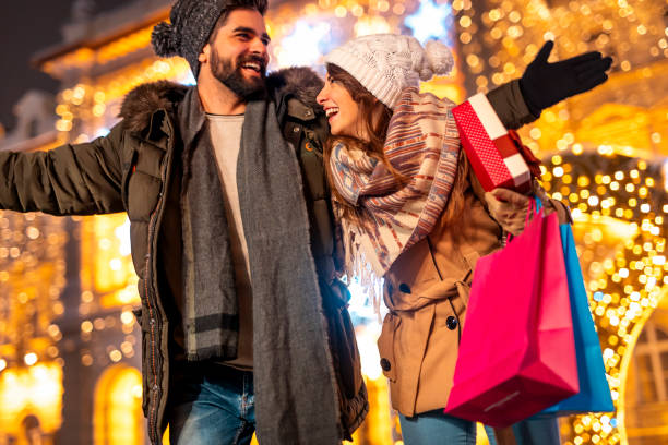 istock Couple doing Christmas shopping 1431328953
