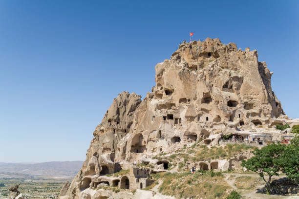 paisaje del castillo de uchisar construido en la roca a través de cuevas y pasajes - goreme rural scene sandstone color image fotografías e imágenes de stock