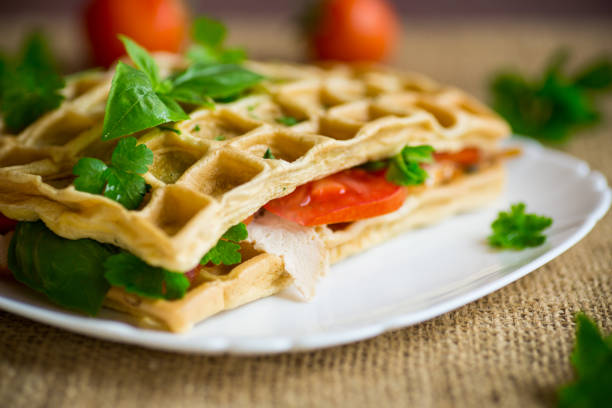 бутерброд с двумя яичными омлетами с беконом и помидорами внутри - tomato stuffed two objects plate стоковые фото и изображения