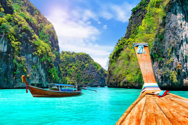 vista di loh samah bay nell'isola di phi phi, thailandia. - spiaggia di ao nang foto e immagini stock