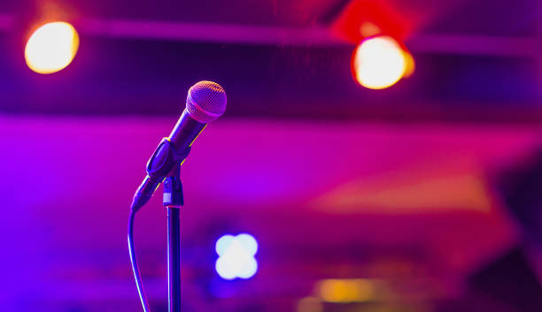 mikrofon auf der bühne beim konzert am abend - microphone popular music concert stage music stock-fotos und bilder