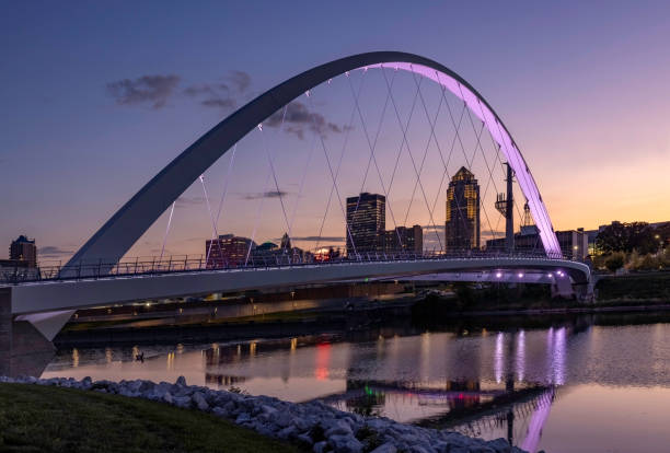 puente de mujeres de logro al atardecer - iowa des moines bridge night fotografías e imágenes de stock