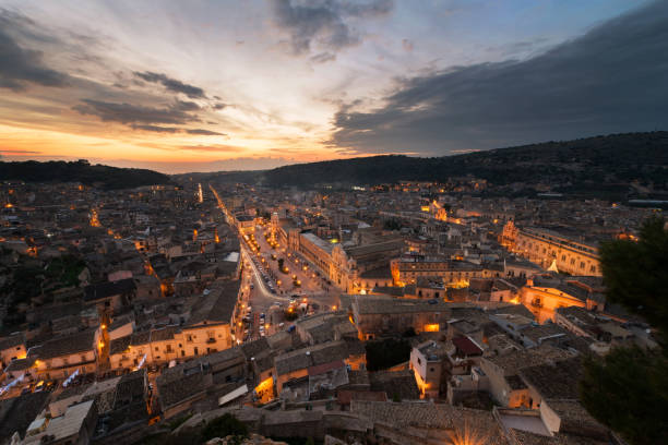 puesta de sol en scicli, sicilia - scicli fotografías e imágenes de stock