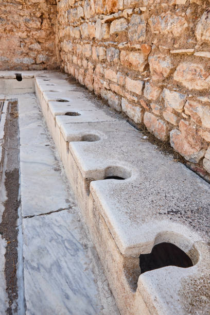 エフェソス遺跡の古代の公衆トイレ。トルコのランドマーク - toilet public restroom ephesus history ストックフォトと画像