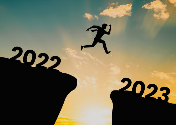 nouvelle année 2023 espoir de reprise d’activité, changement d’année de calendrier 2022 à 2023 ou nouveau défi à venir concept - business success hope men photos et images de collection