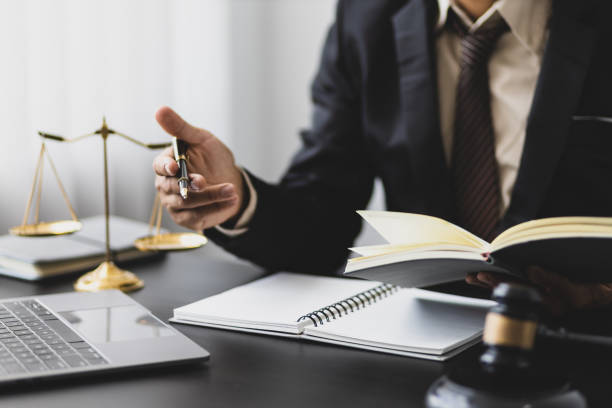 concepto de justicia jurídica. el abogado está trabajando en un bufete de abogados. - office supply desk business person human age fotografías e imágenes de stock