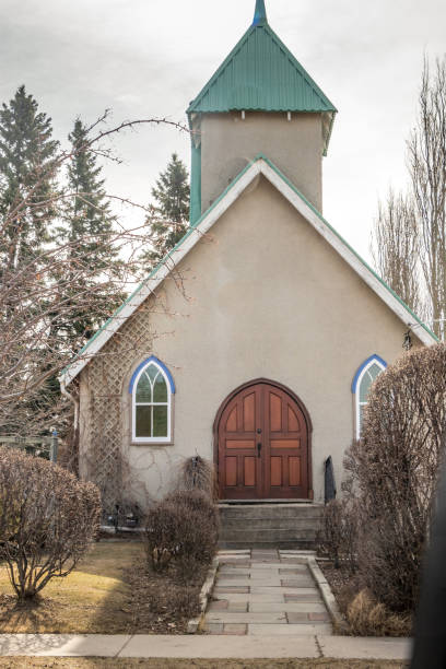 zabytkowy kościół stoi wysoki benalto alberta kanada - steeple outdoors vertical alberta zdjęcia i obrazy z banku zdjęć