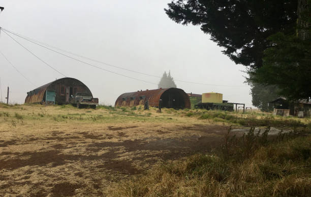 stare zardzewiałe stodoły quonset - quonset zdjęcia i obrazy z banku zdjęć