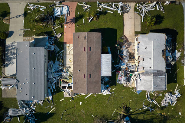 hurrikan ian zerstörte häuser in florida wohngebiet. naturkatastrophe und ihre folgen - hurricane stock-fotos und bilder