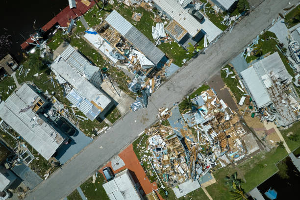 l'uragano ian ha distrutto case nella zona residenziale della florida. il disastro naturale e le sue conseguenze - forza della natura foto e immagini stock