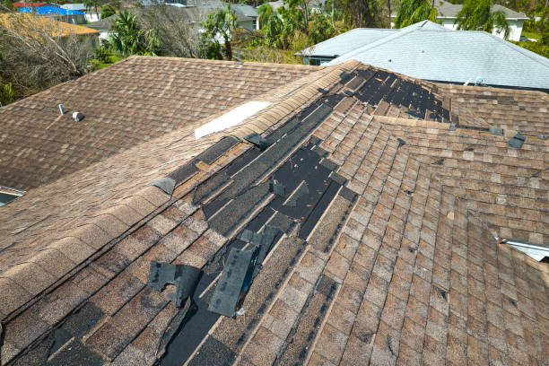 damaged house roof with missing shingles after hurricane ian in florida. consequences of natural disaster - tyfoon fotos stockfoto's en -beelden
