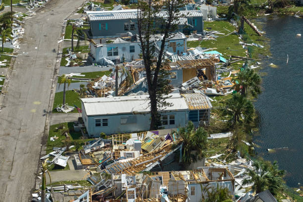 poważnie uszkodzony przez huragan ian domy w dzielnicy mieszkalnej na florydzie. skutki klęski żywiołowej - hurricane ian zdjęcia i obrazy z banku zdjęć