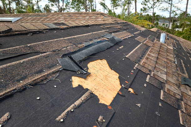 damaged house roof with missing shingles after hurricane ian in florida. consequences of natural disaster - tyfoon fotos stockfoto's en -beelden