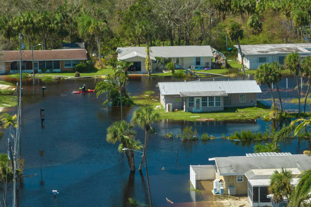 허리케인 이안 강우량으로 둘러싸인 플로리다 주거 지역의 홍수 물 집. 자연 재해의 결과 - hurricane ian 뉴스 사진 이미지