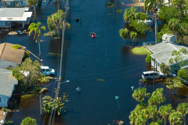circondato dall'uragano ian pioggia inondazioni acque case in florida zona residenziale. conseguenze di calamità naturali - emergency management foto e immagini stock