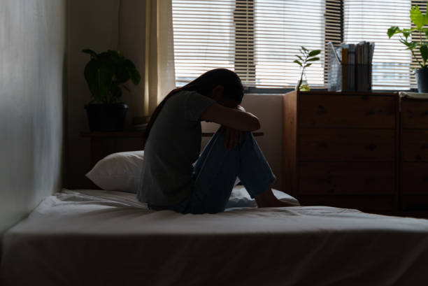 うつ病の若い女性は、トラブルについて思慮深く見ています。 - うつ病 末期症状 ストックフォトと画像