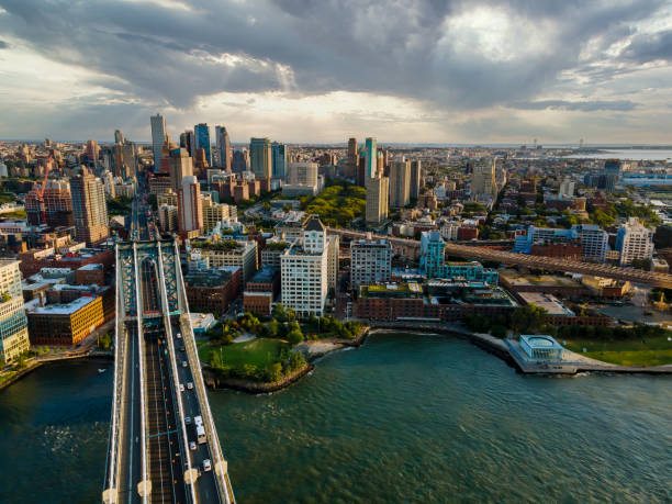 brooklyn no centro do rio hudson em nova york cidade américa uma vista aérea - manhattan aerial view brooklyn new york city - fotografias e filmes do acervo