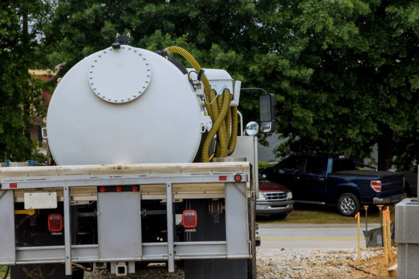 caminhão séptico na limpeza do banheiro portátil - sewage truck - fotografias e filmes do acervo