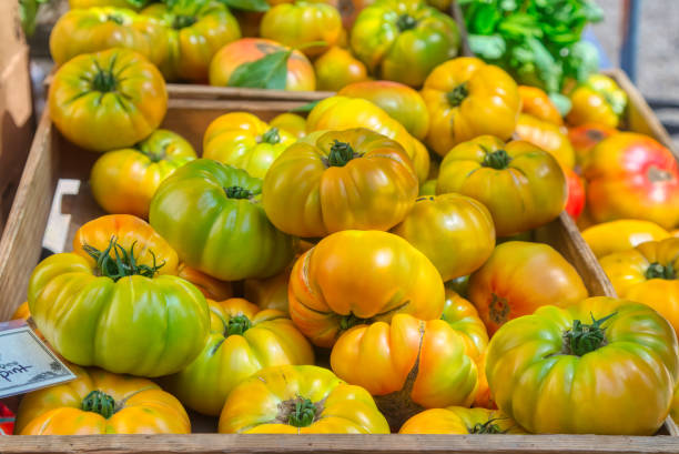 tomates jaunes patrimoniales au marché fermier - heirloom tomato food tomato crate photos et images de collection
