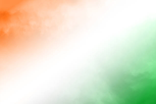 horizontale hintergründe von dreifarbigen diagonalen bändern, in hell verschmiertem orange oder safran, weißen und grünen farben wie in der nationalflagge von indien, verblassten wie verspritzte trockene farbe an den ecken - tag-der-republik stock-grafiken, -clipart, -cartoons und -symbole