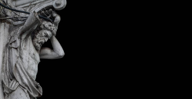 statue classique du titan atlas tenant une voûte. des fils traversent la sculpture endommagée. fond noir. - mythological character photos et images de collection