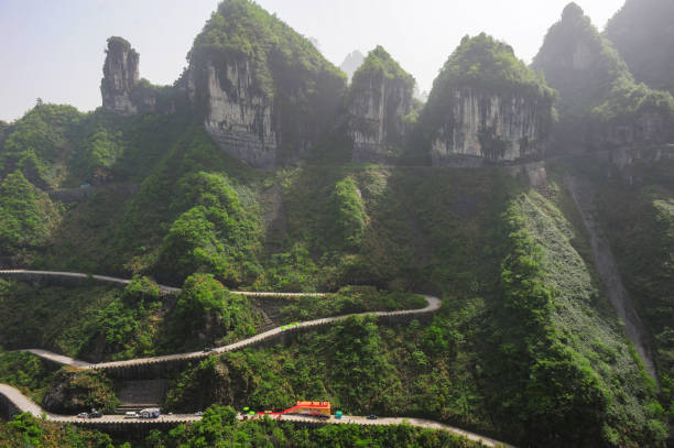 la vista aérea de la montaña tianmen (la puerta del cielo), el parque nacional zhangjiajie, la montaña china tianmen, zhangjiajie, hunan, china - road winding road mountain spiral staircase fotografías e imágenes de stock