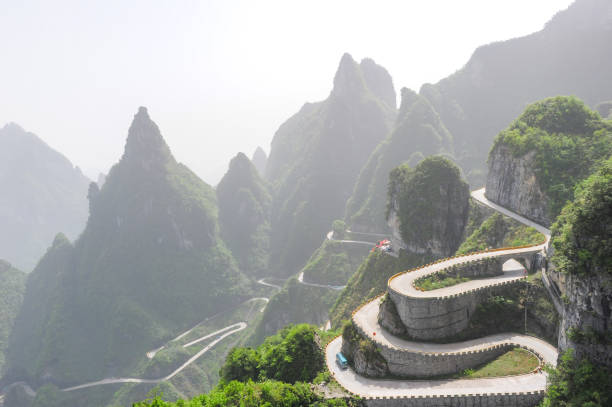 la vista aérea de la montaña tianmen (la puerta del cielo), el parque nacional zhangjiajie, la montaña china tianmen, zhangjiajie, hunan, china - road winding road mountain spiral staircase fotografías e imágenes de stock