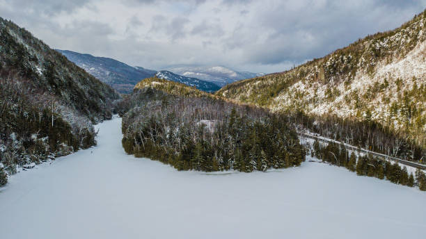 powietrzne góry adirondack pokryte śniegiem - forest preserve zdjęcia i obrazy z banku zdjęć