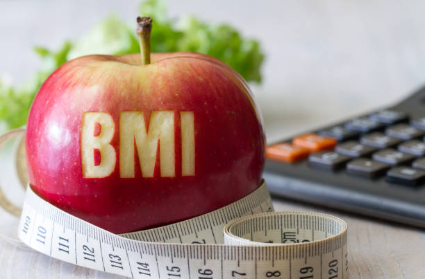 red apple with text bmi, measuring tape and calculator, diet and healthy weight concept - diabetes superfoods imagens e fotografias de stock