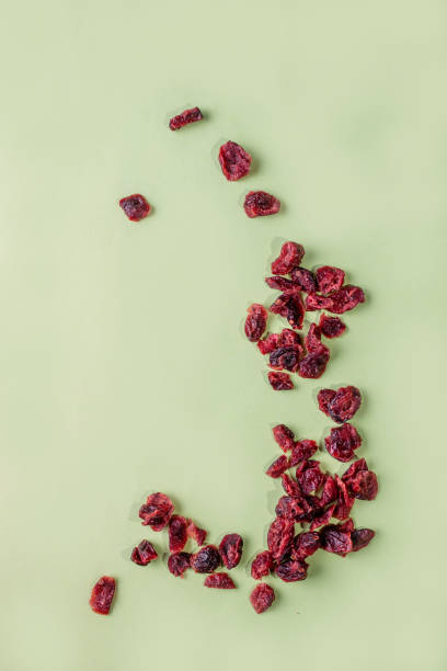 乾燥したチェリ�ーは明るい背景に散らばり、選択的な焦点 - dried cherries ストックフォトと画像