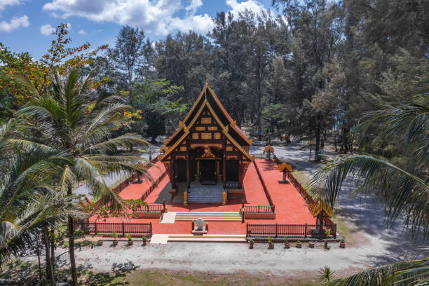 ват тха сай в као лаке, пханг нга таиланд - phuket province стоковые фото и изображения