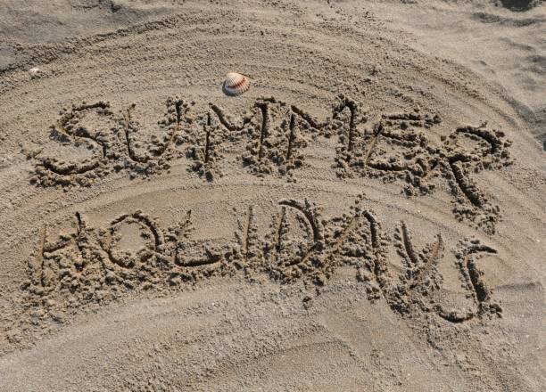 text summer holidays writte on the sand of beach - writte imagens e fotografias de stock