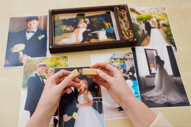 istock printed wedding photos, a wooden box and hands with a flash drive 1431610537