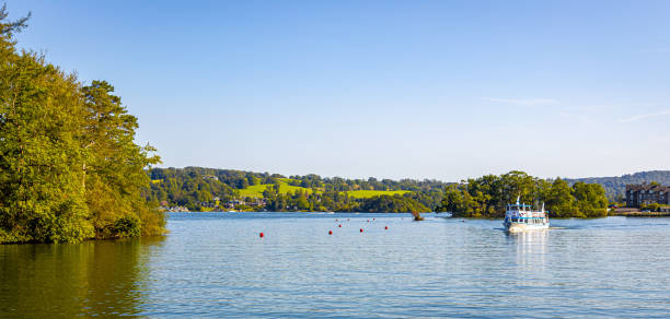 lago wendermere cerca de bowness-on-windermere en el distrito de los lagos, una región y parque nacional en cumbria en el noroeste de inglaterra. - northwest england fotografías e imágenes de stock