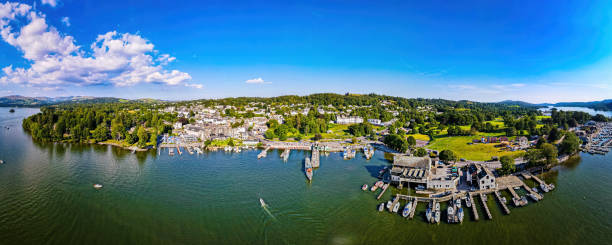 vista aérea de bowness-on-windermere en el distrito de los lagos, una región y parque nacional en cumbria, en el noroeste de inglaterra. - northwest england fotografías e imágenes de stock