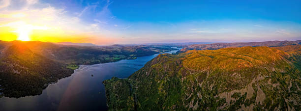 vista aérea de la puesta de sol sobre el lago ullswater en el distrito de los lagos, una región y parque nacional en cumbria, en el noroeste de inglaterra. - northwest england fotografías e imágenes de stock