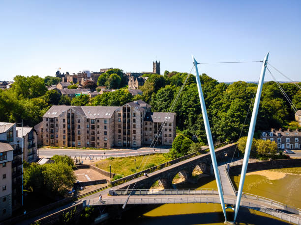 una vista de lancaster, una ciudad en el río lune en el noroeste de inglaterra - northwest england fotografías e imágenes de stock