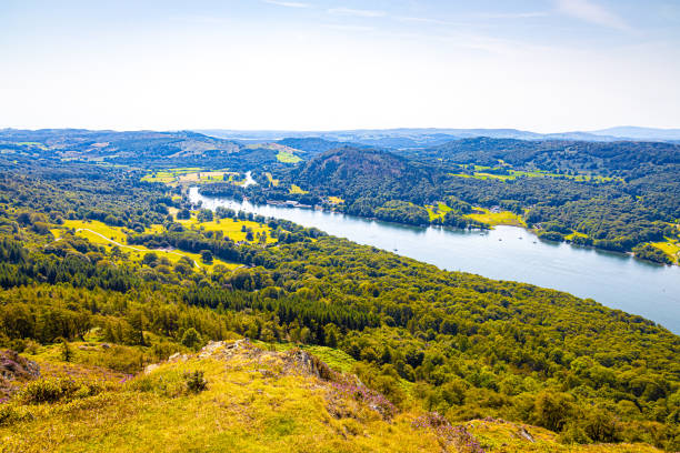 vista aérea de windermere en el distrito de los lagos, una región y parque nacional en cumbria en el noroeste de inglaterra - northwest england fotografías e imágenes de stock