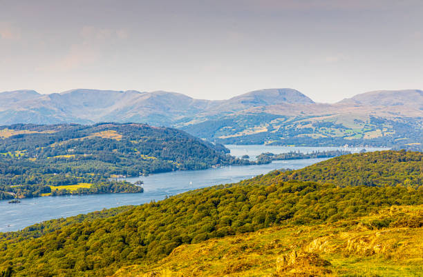 vista aérea de windermere en el distrito de los lagos, una región y parque nacional en cumbria en el noroeste de inglaterra - northwest england fotografías e imágenes de stock