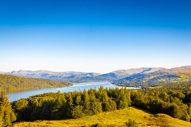 vista aérea de windermere en el distrito de los lagos, una región y parque nacional en cumbria en el noroeste de inglaterra - northwest england fotografías e imágenes de stock