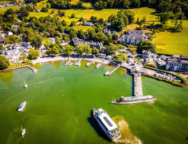 vista aérea de waterhead y ambleside en lake district, una región y parque nacional en cumbria, en el noroeste de inglaterra. - northwest england fotografías e imágenes de stock