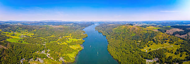 vista aérea de windermere en el distrito de los lagos, una región y parque nacional en cumbria en el noroeste de inglaterra - northwest england fotografías e imágenes de stock