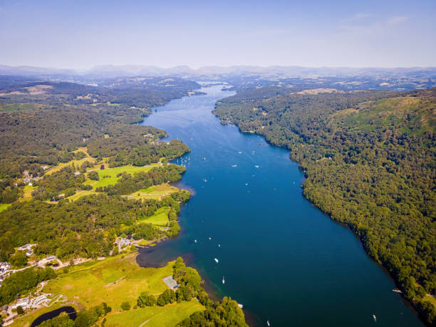 vista aérea de windermere en el distrito de los lagos, una región y parque nacional en cumbria en el noroeste de inglaterra - northwest england fotografías e imágenes de stock